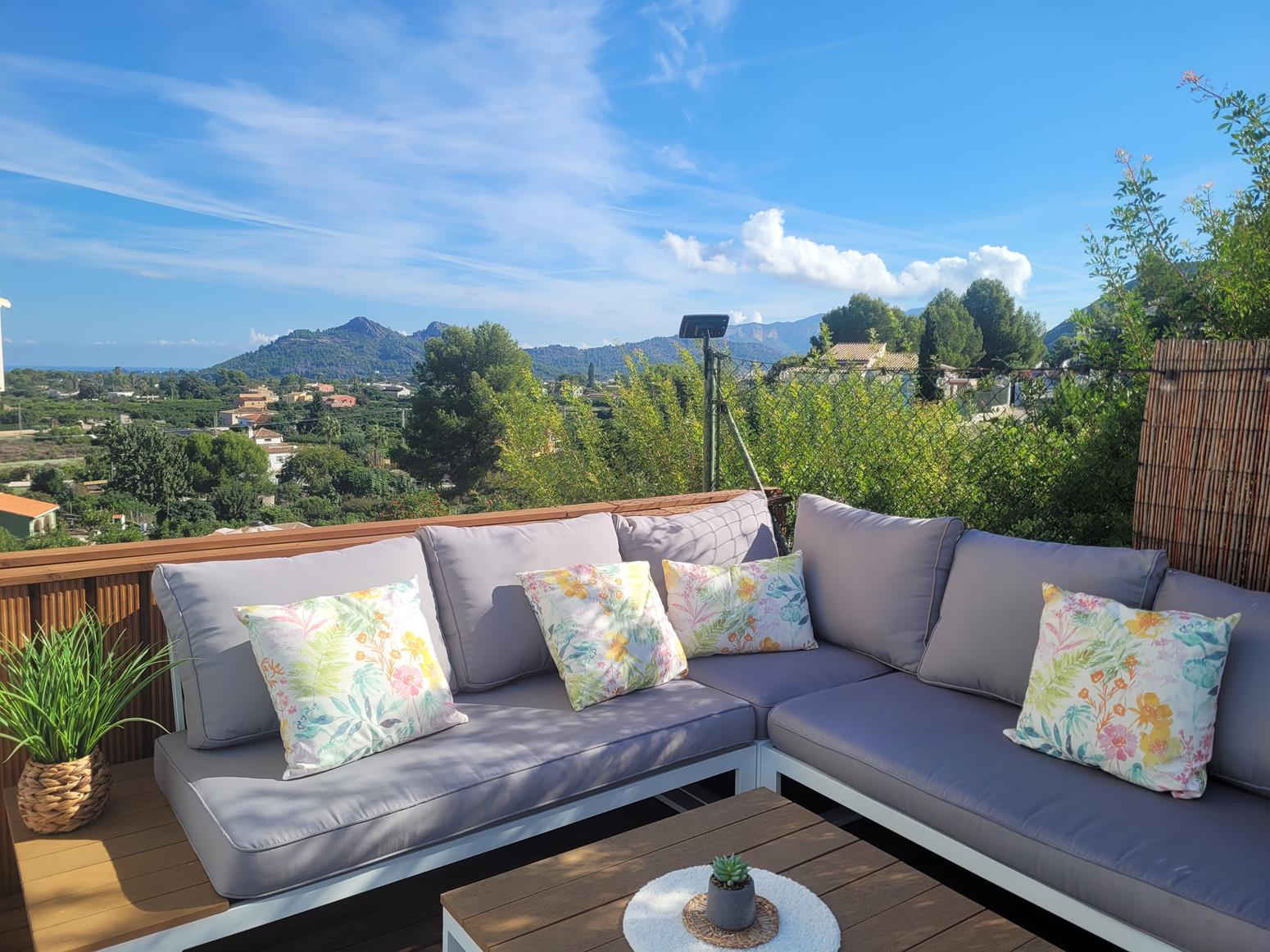 Vente de maison mitoyenne à Monte Solana, avec vue sur la mer et la vallée.