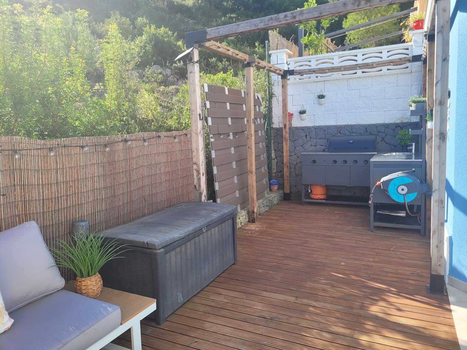 Vente de maison mitoyenne à Monte Solana, avec vue sur la mer et la vallée.