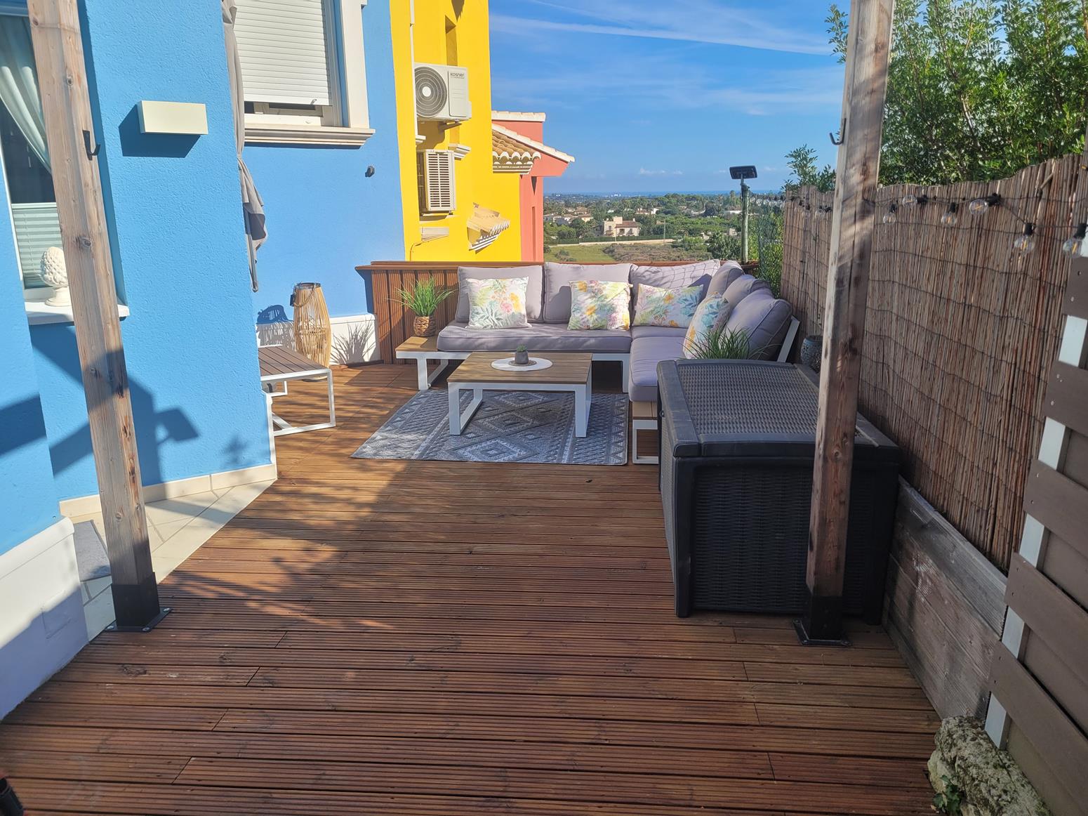 Vente de maison mitoyenne à Monte Solana, avec vue sur la mer et la vallée.