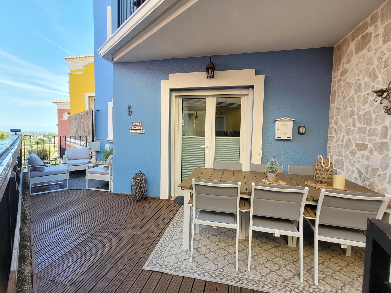 Vente de maison mitoyenne à Monte Solana, avec vue sur la mer et la vallée.