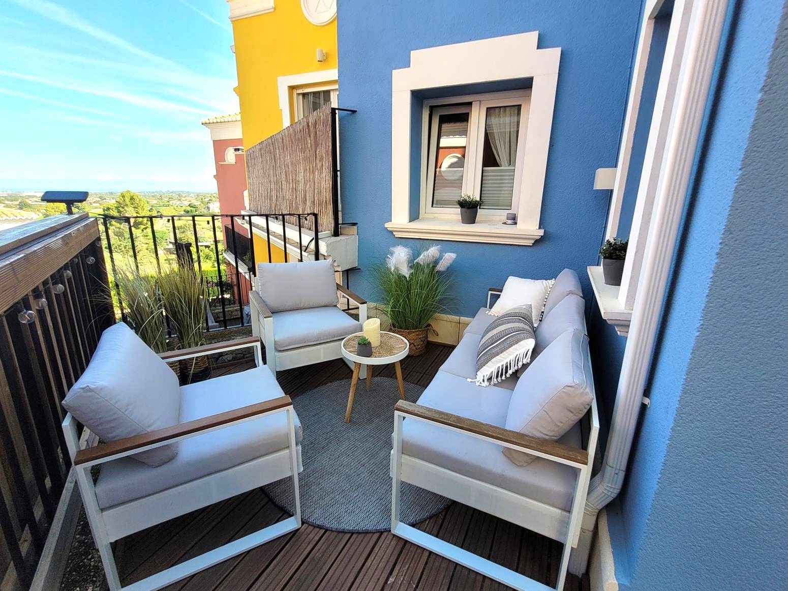 Vente de maison mitoyenne à Monte Solana, avec vue sur la mer et la vallée.