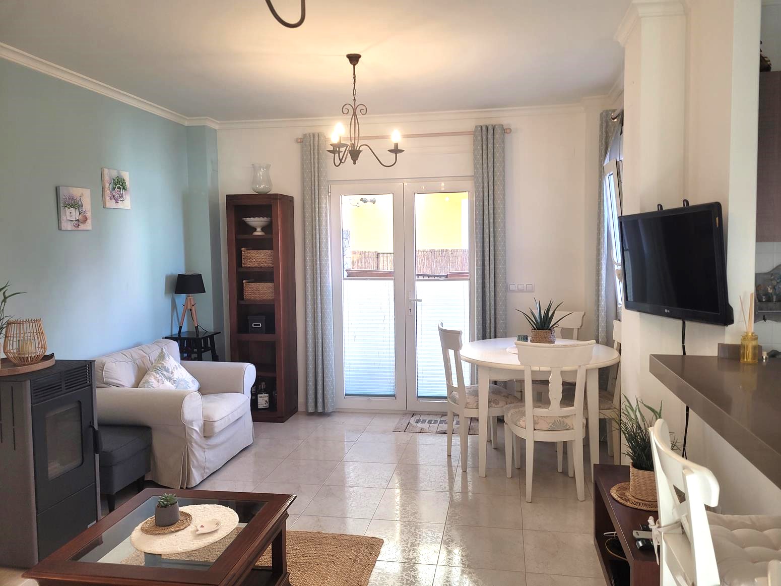 Vente de maison mitoyenne à Monte Solana, avec vue sur la mer et la vallée.