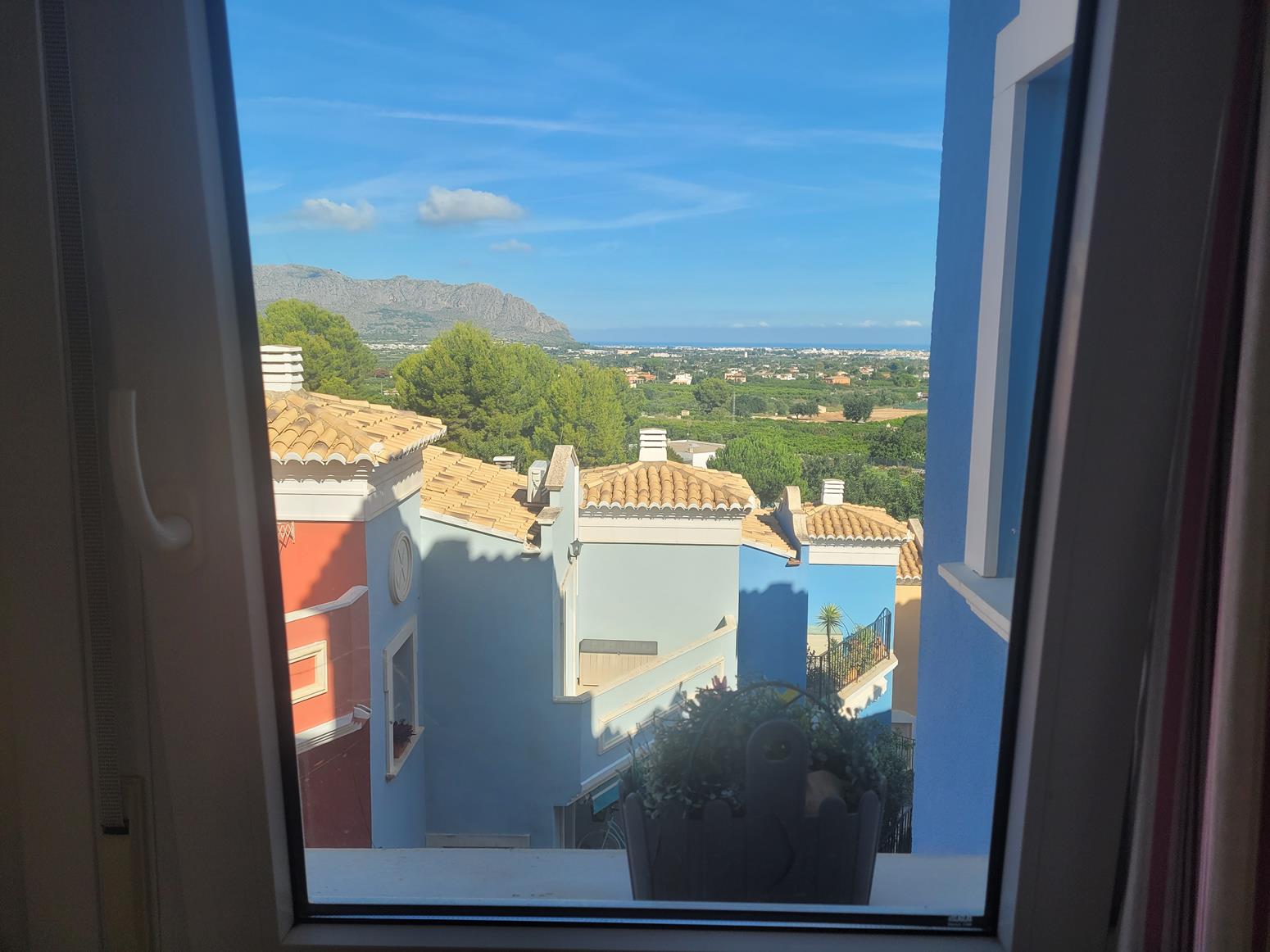 Vente de maison mitoyenne à Monte Solana, avec vue sur la mer et la vallée.