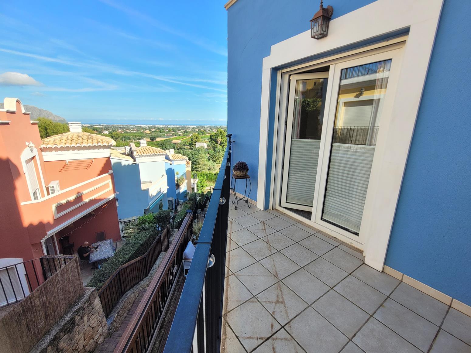 Vente de maison mitoyenne à Monte Solana, avec vue sur la mer et la vallée.