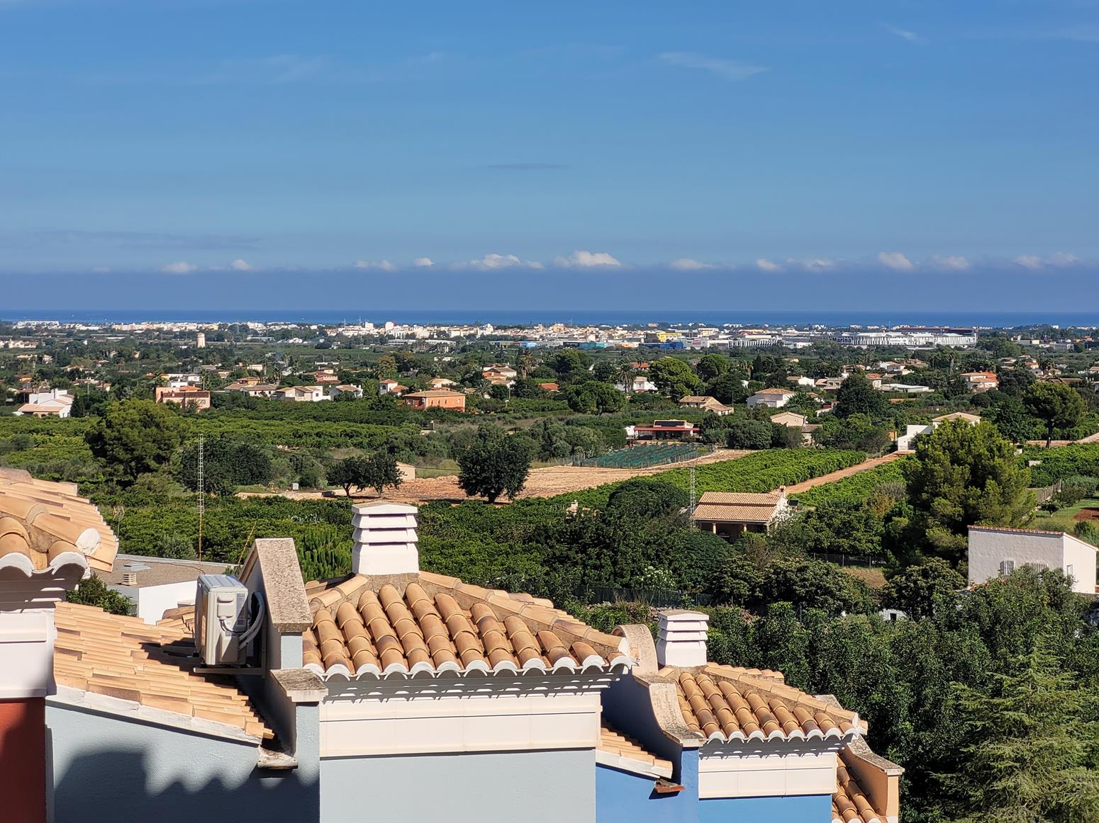 Vente de maison mitoyenne à Monte Solana, avec vue sur la mer et la vallée.