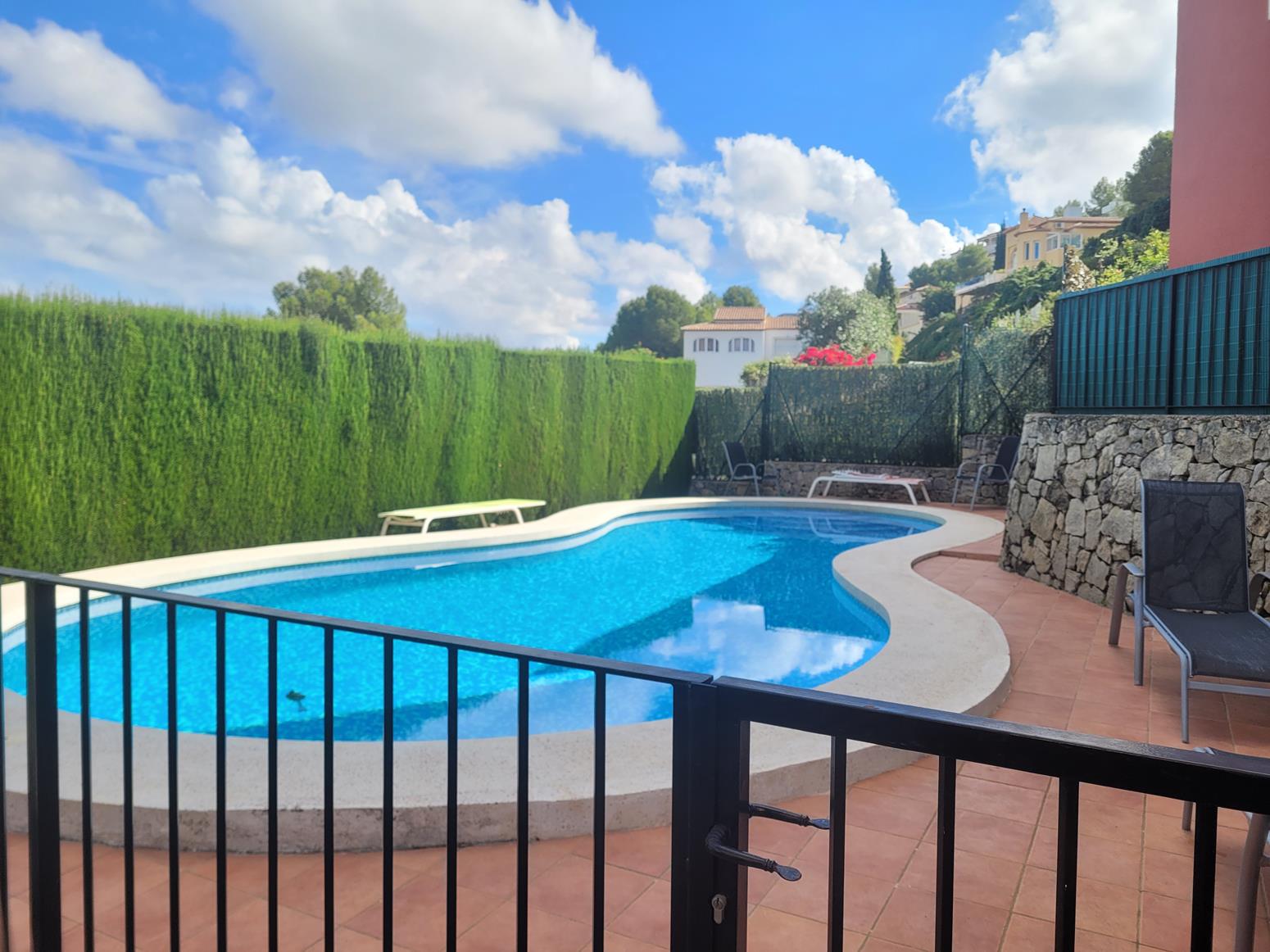 Vente de maison mitoyenne à Monte Solana, avec vue sur la mer et la vallée.