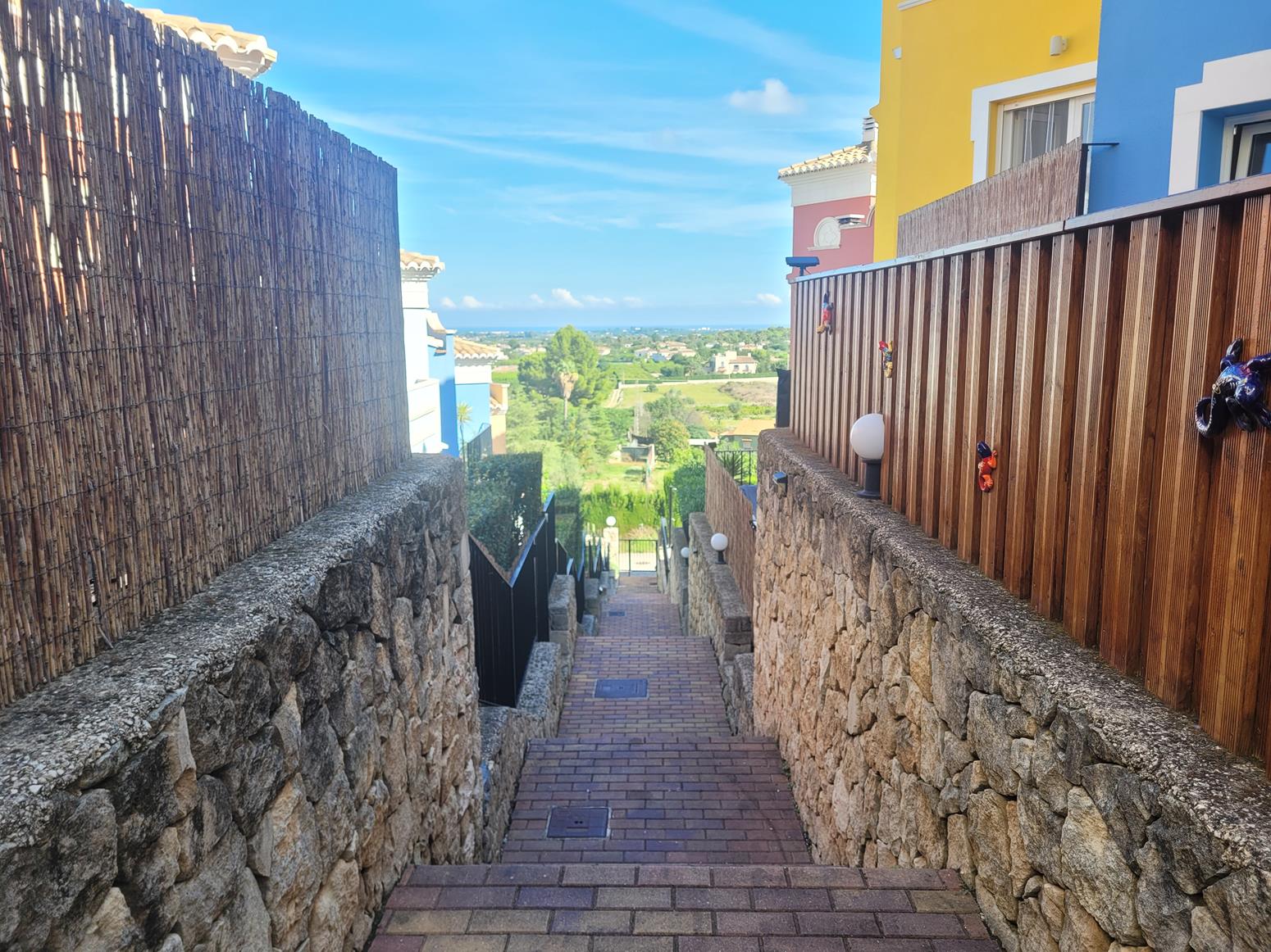 Vente de maison mitoyenne à Monte Solana, avec vue sur la mer et la vallée.