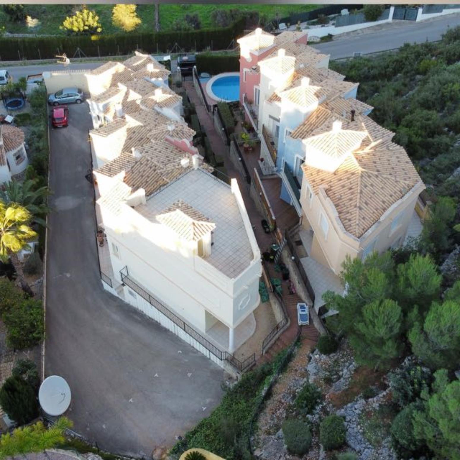 Vente de maison mitoyenne à Monte Solana, avec vue sur la mer et la vallée.